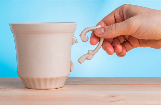 让居住环境维持简约、乾净的「断舍离」收纳法在近年相当流行，而从风水学来看，生活中还有很多影响家庭健康和富贵的物品，例如有缺口的餐具恐代表财气外漏。（图／Shutterstock）