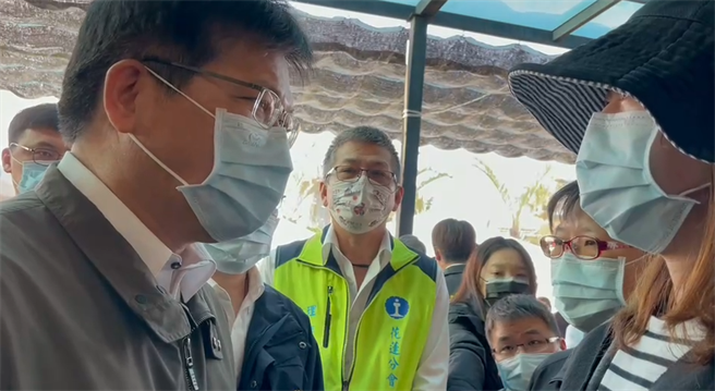 交通部长林佳龙悄悄现身，向家属致意。（翻摄照片／陈彩玲基隆传真）