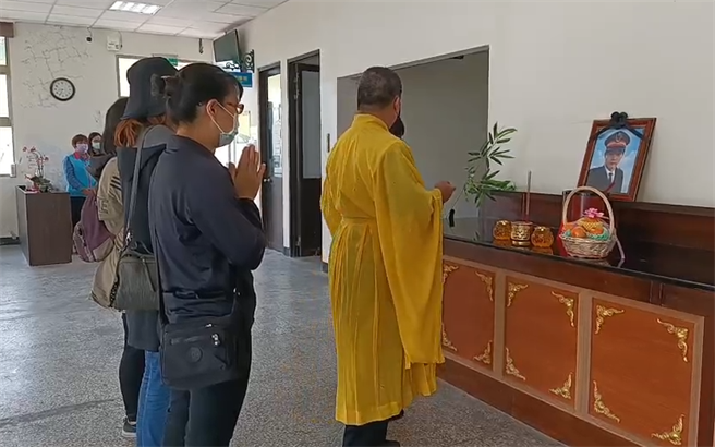 葬仪社人员将袁员大体送往花莲慈云山火化。（翻摄照片／陈彩玲基隆传真）