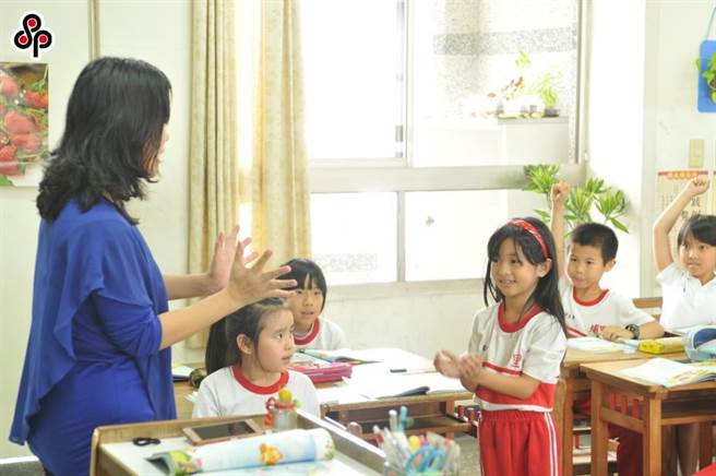 老师教小学生学闽南语。（本报资料照片）