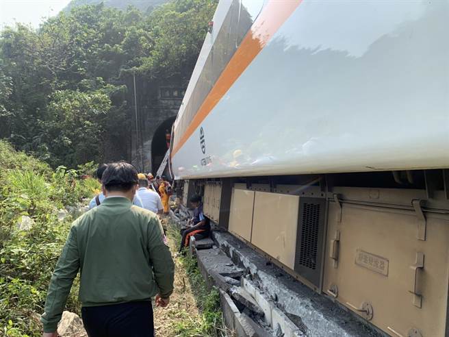 交通部长林佳龙视察台铁太鲁阁号事故现场。（交通部提供／陈佑诚传真）