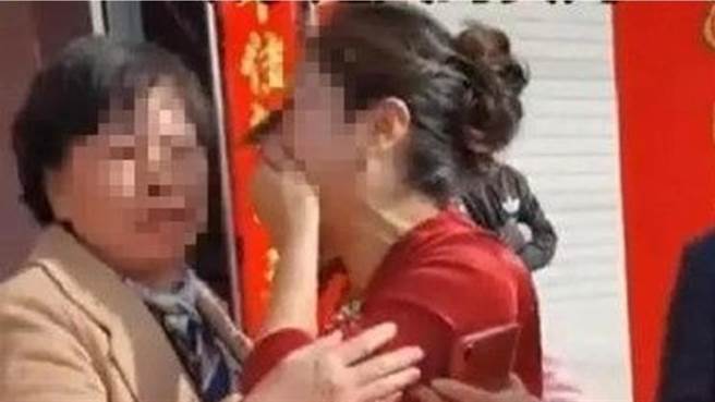 婆婆看到新娘胎记，认出是小时走失的亲生女儿，身世揭晓母女喜极而泣。。（图／翻摄自中国报）