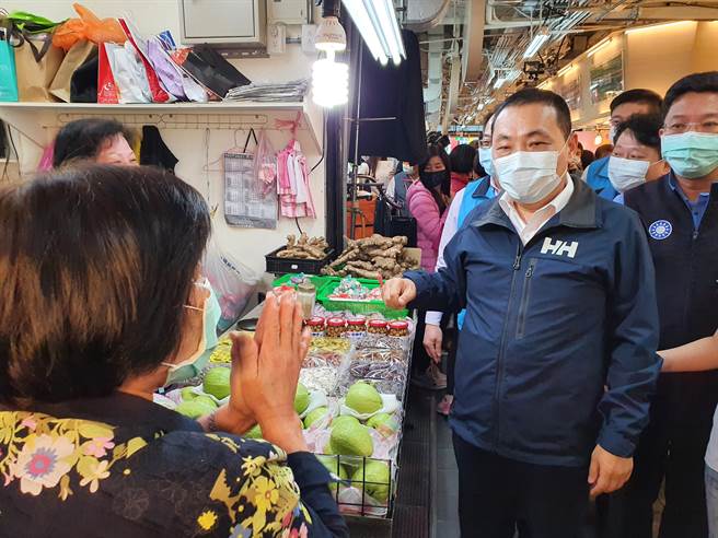 新北市長侯友宜今（6日）上午表示，誰在這起事件中要扮演責任的角色，相信民眾都很清楚，該負責就要負責任。（葉書宏攝）