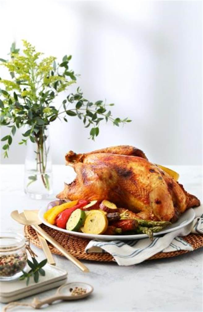 Breeze Super迷迭香柠檬烤鸡佐食蔬，竹地鸡、炙烤食蔬，每只1500元。（微风提供）