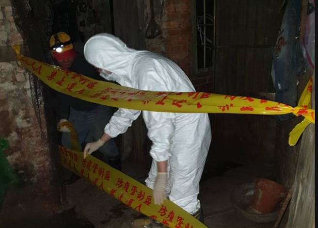 动保处防疫人员进行周边猪场移动管制。（新北市动保处提供）