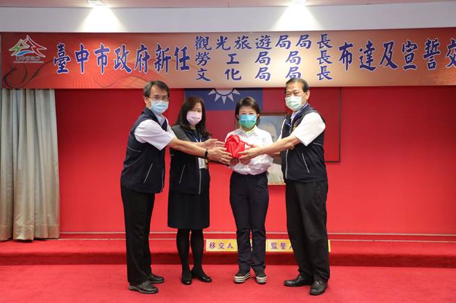 台中市长卢秀燕（左三起）6日布达新任劳工局长，由张大春出任接下印信。（卢金足摄）