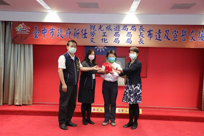 台中市长卢秀燕（左三起）6日布达新任文化局长陈佳君出任接下印信。（卢金足摄）