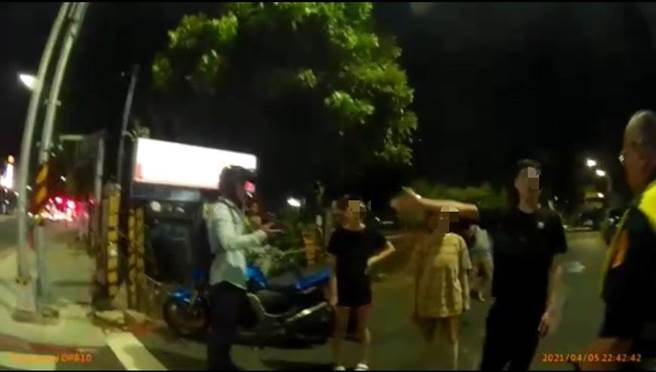 陈男与锺男发生行车纠纷，陈男呼叫儿子救援，没想到儿子却持刀怒气衝天到场向锺男呛声，警方获报后立即到场，将双方带回厘清案情，所幸无人伤亡。（翻摄画面／洪浩轩高雄传真）