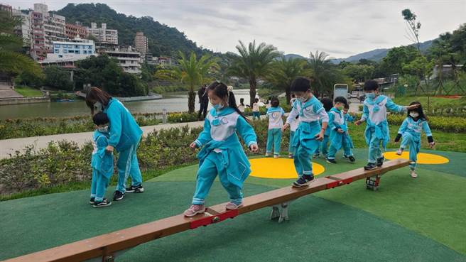 规画一系列结合地形的绳吊床、动态平衡木、平衡设施等摇摆设施