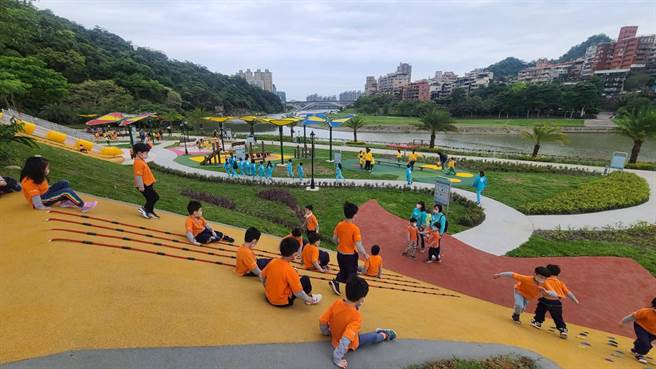 结合既有的绿坡，将蝴蝶翅膀转化为溜滑梯区及攀爬区等，