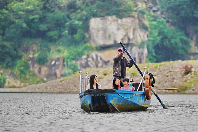 歷经和美山煤矿的兴盛与衰退，摆渡的小船依然在碧潭的一隅。（新北市高滩处提供
