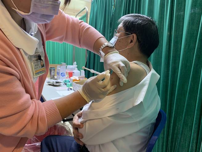 桃园市卫生局长王文彦于6日扩大接种对象时，就在桃园医院带头接种。（姜霏摄）