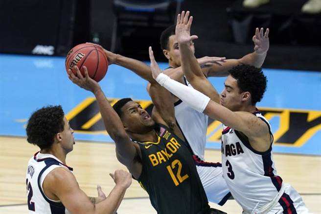 贝勒大学靠着巴特勒(持球者)等人联手86比70轻松击败冈萨加大学，夺得队史首冠，而且还破了冈萨加31连胜不败之身。(美联社)