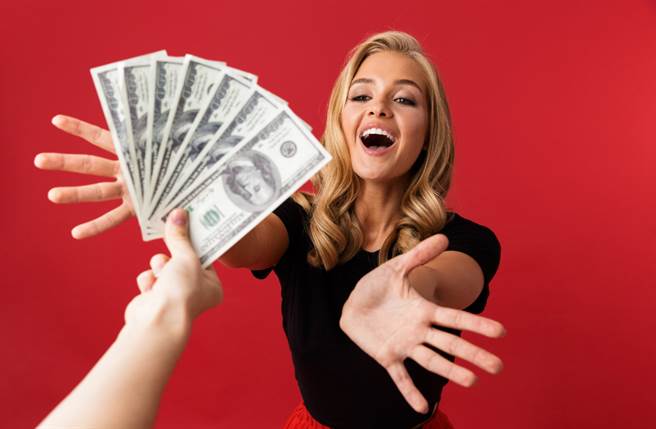 生肖兔、馬以及虎的人最不上進，不僅沒有事業心，更樂於向父母伸手拿錢，宅在家當啃老族。（圖／Shutterstock）