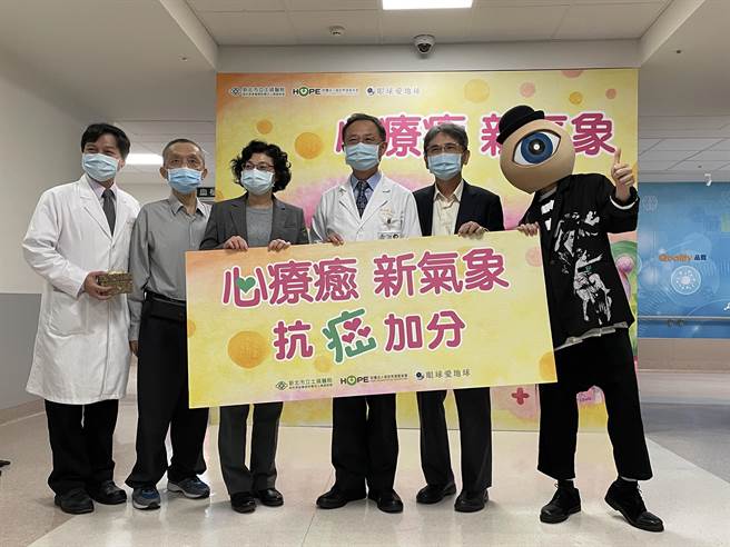 新北市土城醫院今舉行「心療癒計畫」，為了減輕癌症病友身心靈負擔，邀請藝術家眼球先生在醫院化療空間彩繪，並同時啟用癌症資源中心，提供營養師、輔導師等資源媒合病患需求。（蔡雯如攝）