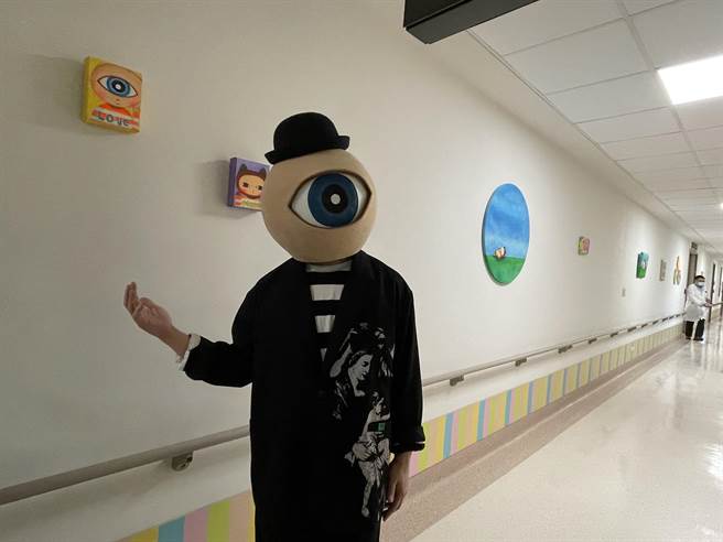 新北市土城醫院今舉行「心療癒計畫」，為了減輕癌症病友身心靈負擔，邀請藝術家眼球先生在醫院化療空間彩繪，並同時啟用癌症資源中心，提供營養師、輔導師等資源媒合病患需求。（蔡雯如攝）