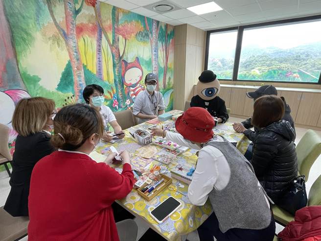 新北市土城醫院今舉行「心療癒計畫」，為了減輕癌症病友身心靈負擔，邀請藝術家眼球先生在醫院化療空間彩繪，並同時啟用癌症資源中心，提供營養師、輔導師等資源媒合病患需求。（蔡雯如攝）