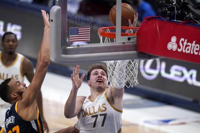 东契奇缴出准大三元成绩单，帮助独行侠击败爵士，终结对手9连胜。(美联社)