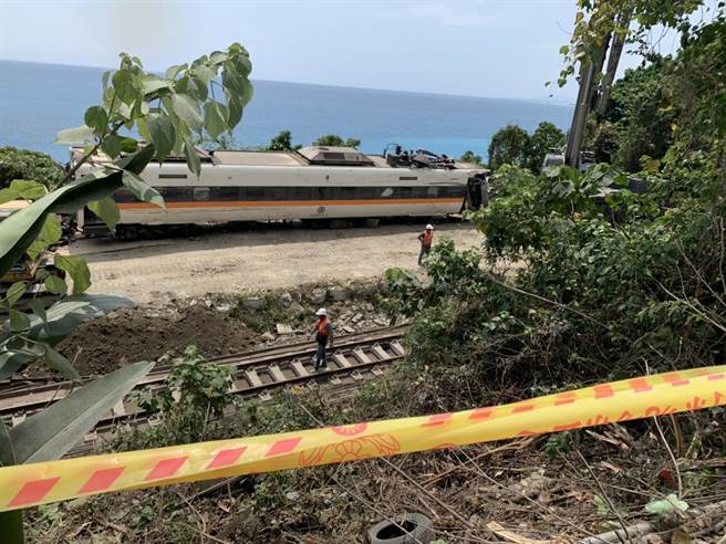 第6节车厢已被拖出，暂时放置在清水隧道口。（王志伟摄）