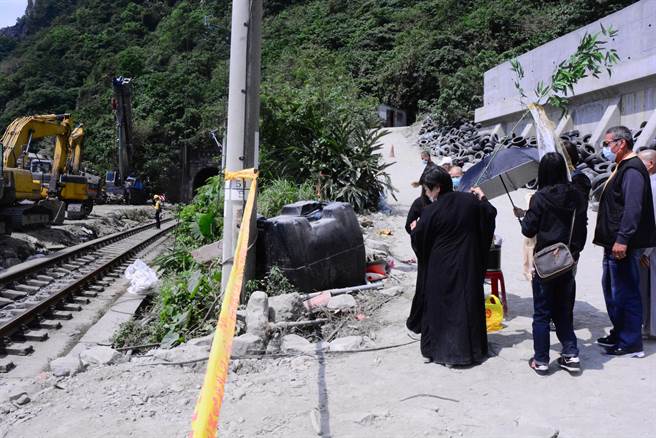 最后一位脱困罹难者庄建致的家属到事故现场进行招魂，家属悲恸连声哭喊要罹难者跟随回家，而另一位罹难者叶冠霆家属也到场，声声呼喊「回家了」，场面哀戚。（王志伟摄）