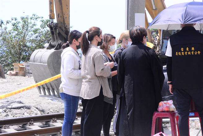 最后一位脱困罹难者庄建致的家属到事故现场进行招魂，家属悲恸连声哭喊要罹难者跟随回家，而另一位罹难者叶冠霆家属也到场，声声呼喊「回家了」，场面哀戚。（王志伟摄）