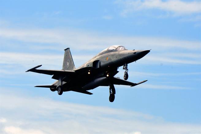 空軍F-5F雙座戰機，今天在志航基地進行復飛測試。（莊哲權攝）