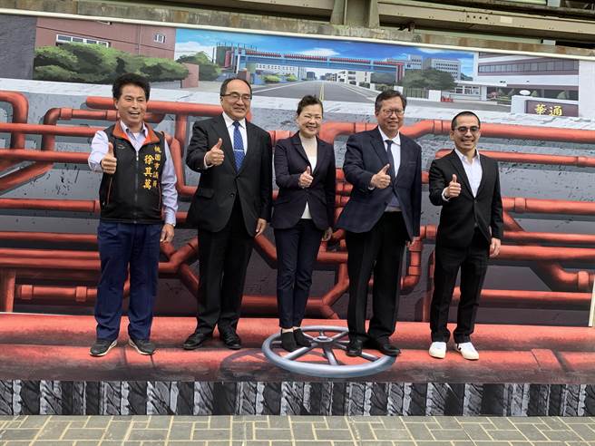 经济部长王美华6日上午亲临记者会现场，与桃园市长郑文灿共同视察工程状况。（姜霏摄）