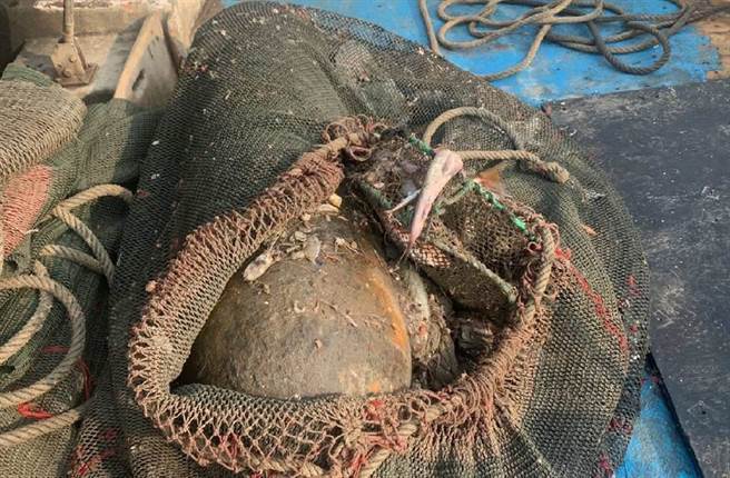 蚵仔寮渔民6日上午8时许捞起1颗未爆弹，军方人员检视后说，这是「91式鱼雷弹头」废弃弹。（第11岸巡队提供／林瑞益高雄传真）