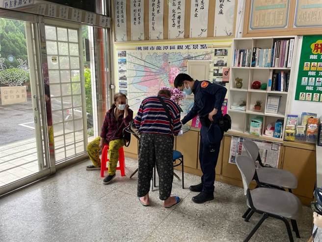 一名婦人騎乘機車從新竹縣騎到桃園市，最後由龍潭分局警察幫她找到回家的路。（龍潭分局提供／邱立雅桃園傳真）