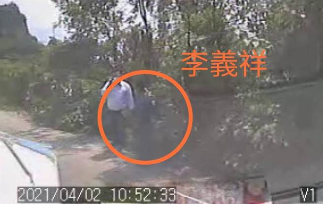 事发后1名坐在第1车的乘客逃生时意外拍到工地负责人李义祥与另名人士站在边坡上观看，如今该人士身分证实为台铁花莲工务段施工主任熊德育。（图／翻摄自网路）