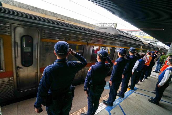 台鐵專列送袁淳修回台中，經過宜蘭火車站時，鐵路警察、台鐵運務段員工在月台敬禮致意。（李忠一攝）