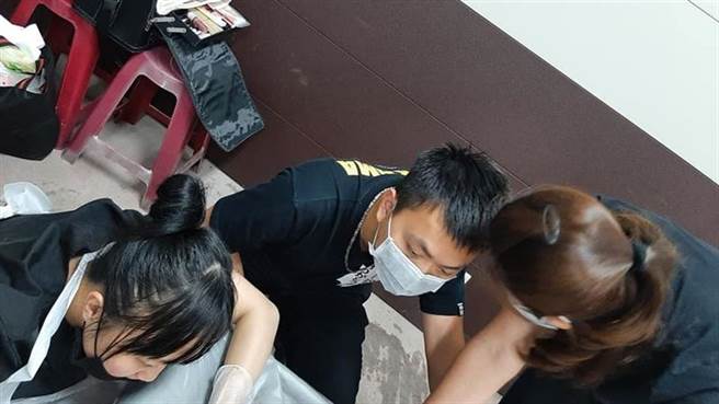 修復师团队认真细心修復一具具大体。（图／翻摄王薇君脸书）