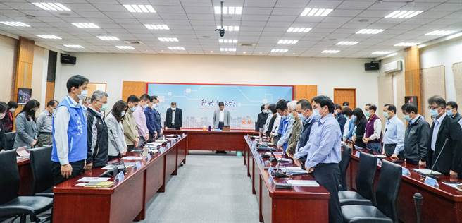台铁太鲁阁号在清明连假发生重大死伤事件，县长杨文科6日主持主管会报，率全体主管为不幸往生者默哀1分钟。（罗浚滨摄） 