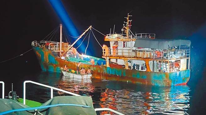 大陸漁船在東沙環礁違法越界捕魚遭海巡署人員鎖定並依法送辦。（海巡署提供／李文正台北傳真）