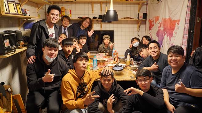 逆风剧团成为许多非行少年人生的第二个家。(图/信义房屋提供)