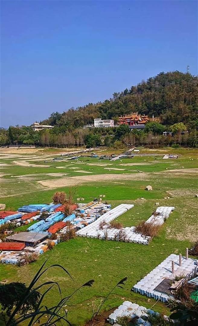 網友分享日月潭底露出大片草原的驚人畫面。（圖／翻攝路上觀察學院臉書）