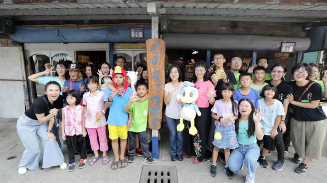 五味屋的二手娃娃屋由孩子们从设计发想到拆屋重建全部自己动手。(图/信义房屋提供)