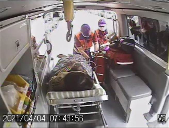 桃園市八德區41歲簡姓孕婦日前凌晨6時許突然陣痛，7時許發現羊水已破，消防員就地接生，再將母子送到醫院。（翻攝照片／賴佑維桃園傳真）