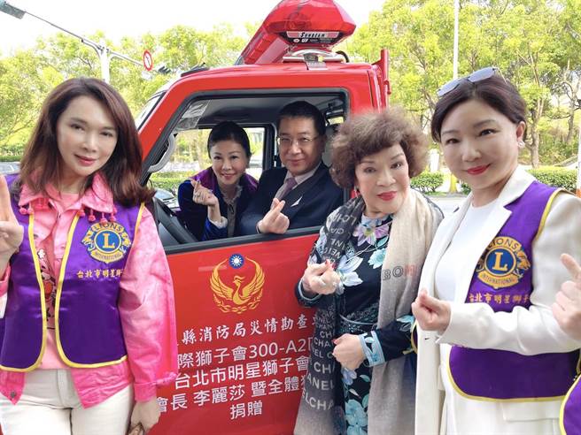 阿姑日前才捐給花蓮縣消防局一台勘災車。（李朝永提供）