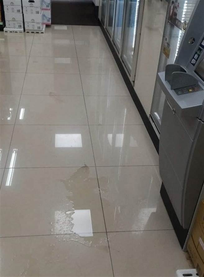 先前1名超商店员在脸书「爆怨公社」发文表示，1名客人询问借用厕所遭拒后，竟然直接在超商地板上尿起来。（图／翻摄自脸书「爆怨公社」）