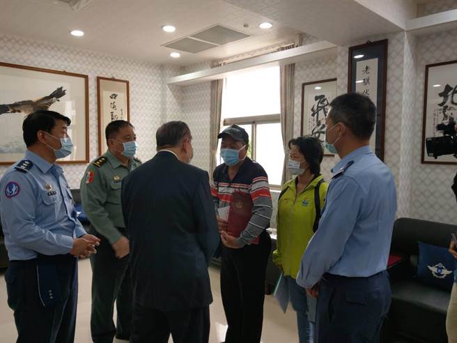 另军友社理事长李栋梁今天在熊厚基与副参谋总长执行官徐衍璞陪同下，前往志航基地慰问殉职与失联飞官家属。吕昭隆摄