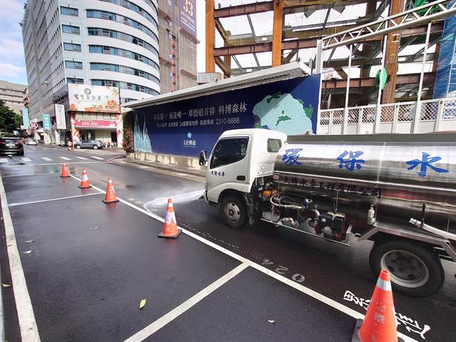 台中地区自4月6日水情灯号转为「红灯」，启动「供5停2」分区供水，市府盘点65处工地，于旱灾期间提供水资源给产业界。（卢金足摄）