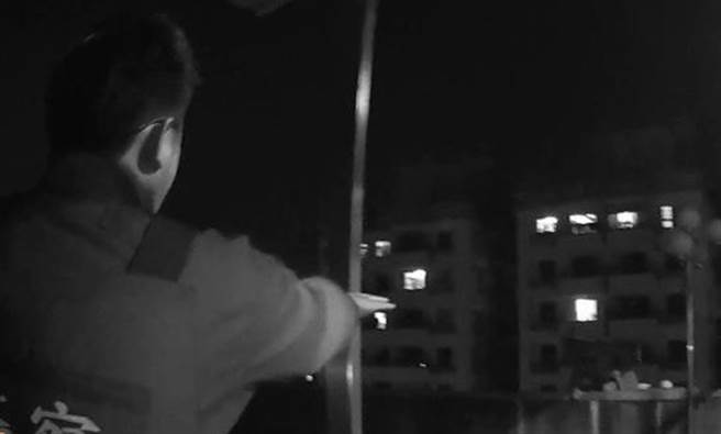 员警发现胡女意图跳楼轻生，上前劝说。（竹北分局提供／罗浚滨新竹传真）