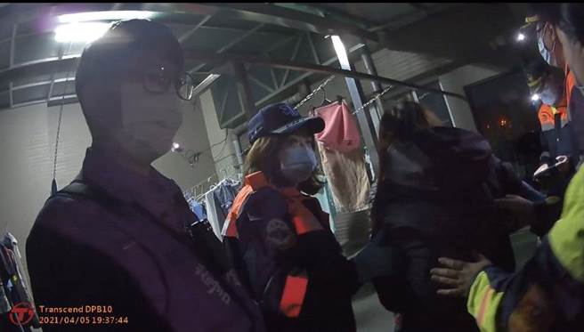 员警救下胡女送医。（竹北分局提供／罗浚滨新竹传真）