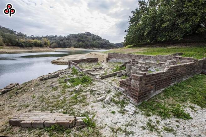图为近期宝山水库蓄水量剩2成，早年徵收民宅的淹没区，露出断垣残壁。（图／本报系资料照）