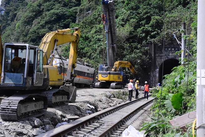 花莲县消防局证实首通报案电话由一名女性拨打，并非李义祥。(王志伟摄)