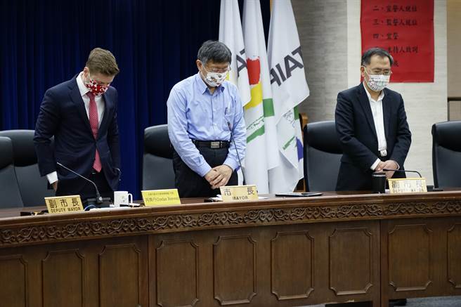 台鐵太魯閣號撞車釀重大死傷，台北市長柯文哲今天市政會議前，也率全體首長起立，為事故罹難者默哀1分鐘。（北市媒體事務組提供）