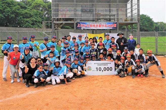 新竹市活力社區棒球隊回饋列車今年首站從後山花蓮啟航，與花蓮4所國中小學棒球隊交流回饋。（活力社區棒球隊提供／陳育賢新竹傳真）