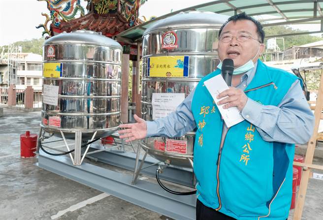 宝山乡长邱坤桶指宝山乡民喝不到宝山和宝二水库的水，希望旱灾后中央能重新检讨自来水管线，让宝山人喝宝山水。（罗浚滨摄）