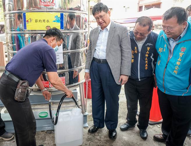 宝山乡宝斗村6日供5停2，乡公所在新丰宫设置供水站，县长杨文科（右三）了解民眾取水情形。（罗浚滨摄）